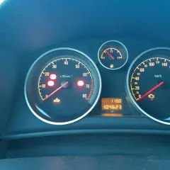 Opel Astra H: kontrolka silnika świeci, wskazując na możliwe kody błędów ECN. Przebieg 104623 km.