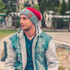 Idealna męska czapka do twarzy? Odkryj swój fason!