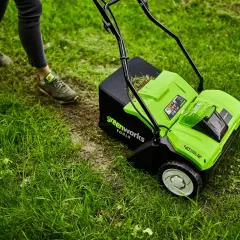 Zielona glebogryzarka Greenworks z koszem na trawę, gotowa do pracy w ogrodzie. To narzędzie, które pomoże Ci zadbać o trawnik.