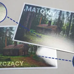 Dwa zdjęcia leśnej chatki: jedno matowe, drugie błyszczące. Rozmiar 15x21 cm.