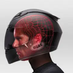 Casco Bell negro con malla roja que muestra cómo tiene que quedar un casco de moto para proteger la cabeza.