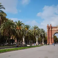 Łuk Triumfalny i aleja palmowa, gdzie jest Barcelona.