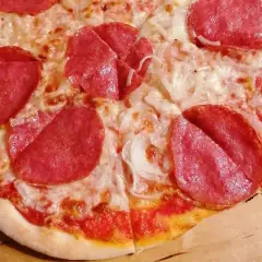 Jakie salami na pizzę? Odkryj najlepsze smaki i połączenia