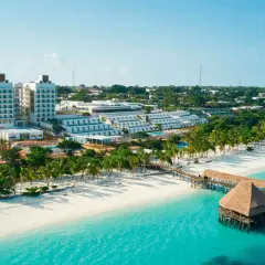 Luksusowy hotel Riu Jambo Zanzibar z białym piaskiem i turkusową wodą.