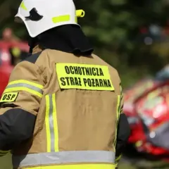 Strażak OSP w akcji. Legitymacja strażaka OSP potwierdza jego przynależność i uprawnienia do niesienia pomocy.