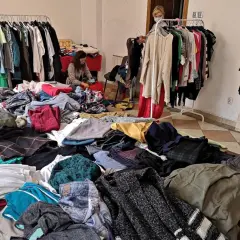 Stosy ubrań czekają na nowe życie. Zastanawiasz się, gdzie oddać ubrania Kraków? To miejsce może być odpowiedzią.