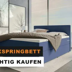 Ein blaues Boxspringbett mit Decke und Kissen steht in einem modernen Schlafzimmer. "Boxspringbett richtig kaufen" steht im Vordergrund.
