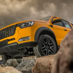 Pickup giallo su rocce, pronto ad affrontare ogni dr pk8 problemi. Cielo nuvoloso.