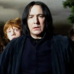 Harry, Ron i Hermiona stoją za profesorem Snape'em, gdy ten groźnie patrzy przed siebie. Scena z filmu "Harry Potter i Więzień Azkabanu".