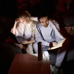 Para dowiedzieć się, dlaczego w połowie domu nie ma prądu, siedzi pod kocem. Ona pracuje na laptopie, on czyta książkę, oświetloną małą lampką z powerbanku.
