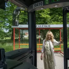 Dziewczyna wysiada z autobusu na przystanku Gmina Ustka. Słupsk i Ustka to miejsca, które warto odwiedzić.