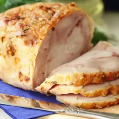 Schab pieczony na kanapki, przyprawiony ziołami i papryką, pokrojony w plastry. Idealny na pyszne, domowe kanapki.