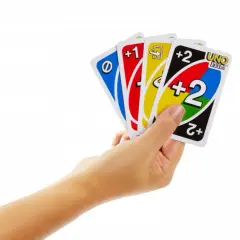 Ręka trzyma karty: niebieską z symbolem, czerwoną +1, żółtą ze strzałką i czarną z napisem UNO FLIP! oraz +2.