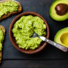 Avokadotoast med krämig guacamole. Tänk på avokado kalorier för en hälsosam snack.