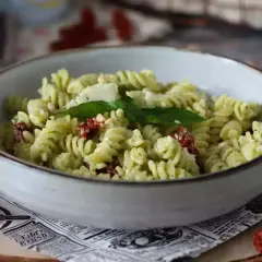Pastasallad med pesto, soltorkade tomater och pinjenötter. En härlig kall mat som passar perfekt en varm sommardag.