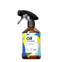 Butelka z brązowego szkła z czarnym atomizerem, zawierająca impregnat do tkanin meblowych "oa sofa protector".