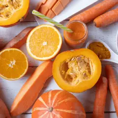 Karotten, Süßkartoffeln, Orangen und Kürbis – alles voller Beta-Carotin, das für seine positive Wirkung auf Haut und Augen bekannt ist. Ein gesunder Smoothie wartet!