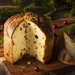 Un panettone soffice, con canditi e uvetta, pronto per essere gustato. Ecco come si fa il panettone, un dolce natalizio perfetto.