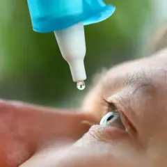Kropla leku na alergię spada do oka. Dobre krople do oczu na alergię przynoszą ulgę.