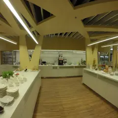 Stół z zastawą i jedzeniem, idealny na śniadanie w saloniku z kartą **Priority Pass PKO BP**.