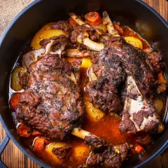 Épaule d'agneau en cocotte, tendre et savoureuse, mijotée avec des légumes racines dans un jus parfumé. Un plat réconfortant.