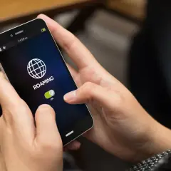 Kiedy włączyć roaming, aby uniknąć wysokich kosztów za granicą?