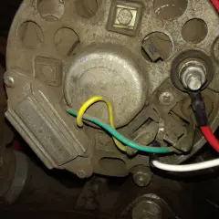 Schemat podłączenia regulatora napięcia do alternatora: zielony i żółty przewód do regulatora, czerwony i biały do alternatora.