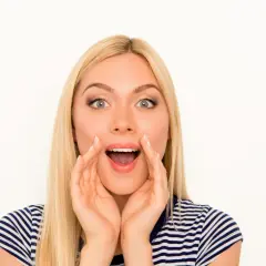 Kobieta z blond włosami woła, jakby ostrzegała przed niedomykalnością strun głosowych u nauczycieli.
