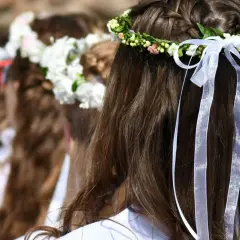 Ile na Komunię 2026? Praktyczne widełki i porady, by nie popełnić gafy