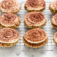 Biscotti al tiramisù, perfetti dolci facili per merenda. Crema soffice e cacao in polvere su una base croccante.