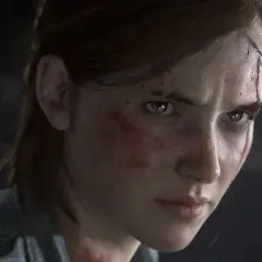 Twarz Ellie, naznaczonej bliznami i zadrapaniami, z determinacją w zielonych oczach.