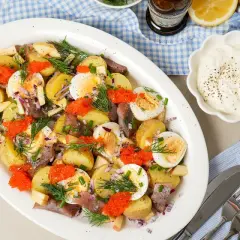 En härlig matjessill sallad med potatis, ägg, rödlök, äpple och rom. Perfekt för ett svenskt midsommarfirande eller sommarbuffé.
