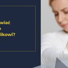 Kobieta pokazuje dłoń w geście "stop", sugerując jak postępować z alkoholikiem po odwyku, stawiając zdrowe granice.