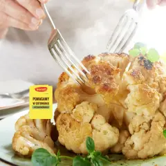 Pyszny, gorący kalafior pieczony w piekarniku, skropiony oliwą i przyprawami, gotowy do podania.