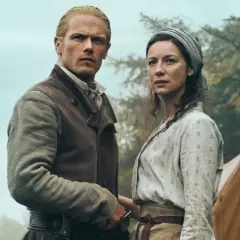 Jamie et Claire, le couple emblématique d'Outlander, se tiennent ensemble, prêts pour le final.