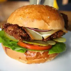 Soczysty burger z chrupiącym kotletem, serem, piklami i pomidorem. Idealny, gdy zastanawiasz się, ile smażyć burgera, by był perfekcyjny.