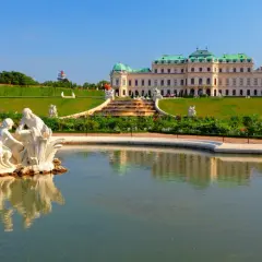 Wiedeń zamek Belvedere z fontanną i rzeźbami. Wspaniały widok na barokową architekturę i ogrody.