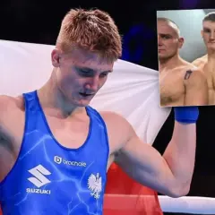 Młody polski bokser w niebieskim stroju z orłem na piersi, trzymający biało-czerwoną flagę. W rogu widać zdjęcie trzech młodych mężczyzn.