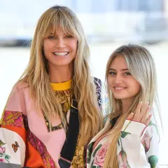 Heidi Klum z córką, Leni, uśmiechają się do aparatu. Widać, że mają świetne relacje, jak prawdziwe przyjaciółki.