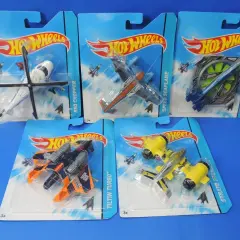 Kolekcja samolotów Hot Wheels: helikopter, wodnosamolot, samolot odrzutowy i dwa inne modele.