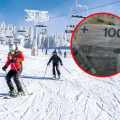 Ferie zimowe Kujawsko-Pomorskie: narciarze na stoku, w tle kolejka linowa, a w kółku banknot 100 zł.