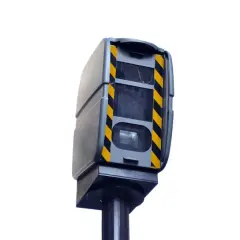 Boîtier gris avec bandes noires et jaunes, monté sur un poteau. Ce radar de contrôle de vitesse est un modèle différent de ceux que l'on voit habituellement.