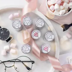 Kolekcja baz Semilac, w tym Semilac BB Base Rose, czeka na użycie. Obok zegarek, okulary i pianki.