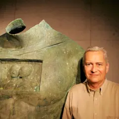 Igor Mitoraj obok swoich monumentalnych dzieł, rzeźby z brązu z wyobrażeniem dwóch postaci.