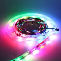 Kolorowa taśma LED, zwinięta w krąg, emituje wielobarwne światło. Czy żarówka LED pobiera więcej prądu przy włączeniu? Nie, pobór jest stały.