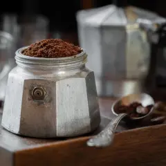 La moka è piena di caffè macinato, pronta per essere usata. La domanda è: quanto caffè mettere nella moka per un espresso perfetto?