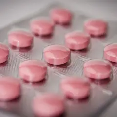 Blisterpackung mit rosafarbenen Pillen, die Hoffnung auf ein neues Medikament gegen Autismus wecken.