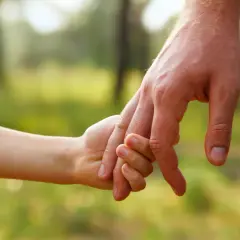 Dłoń dziecka mocno ściska dłoń dorosłego, by pokonać lęk separacyjny.