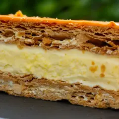 Napoleonka z gotowego ciasta francuskiego z budyniem, z karmelową polewą. Pyszny deser na każdą okazję.