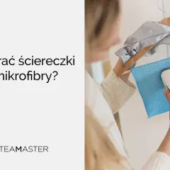 Jak prać ściereczki z mikrofibry? Kobieta używa parownicy Steamaster do odświeżenia niebieskiej ściereczki z mikrofibry wiszącej na wieszaku.